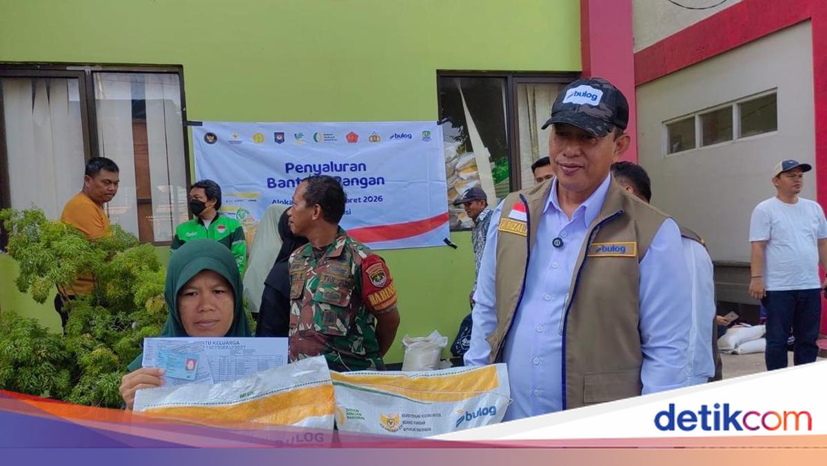 Dirut Bulog Salurkan Bansos Beras dan Migor ke 2.066 Warga Bantar Gebang