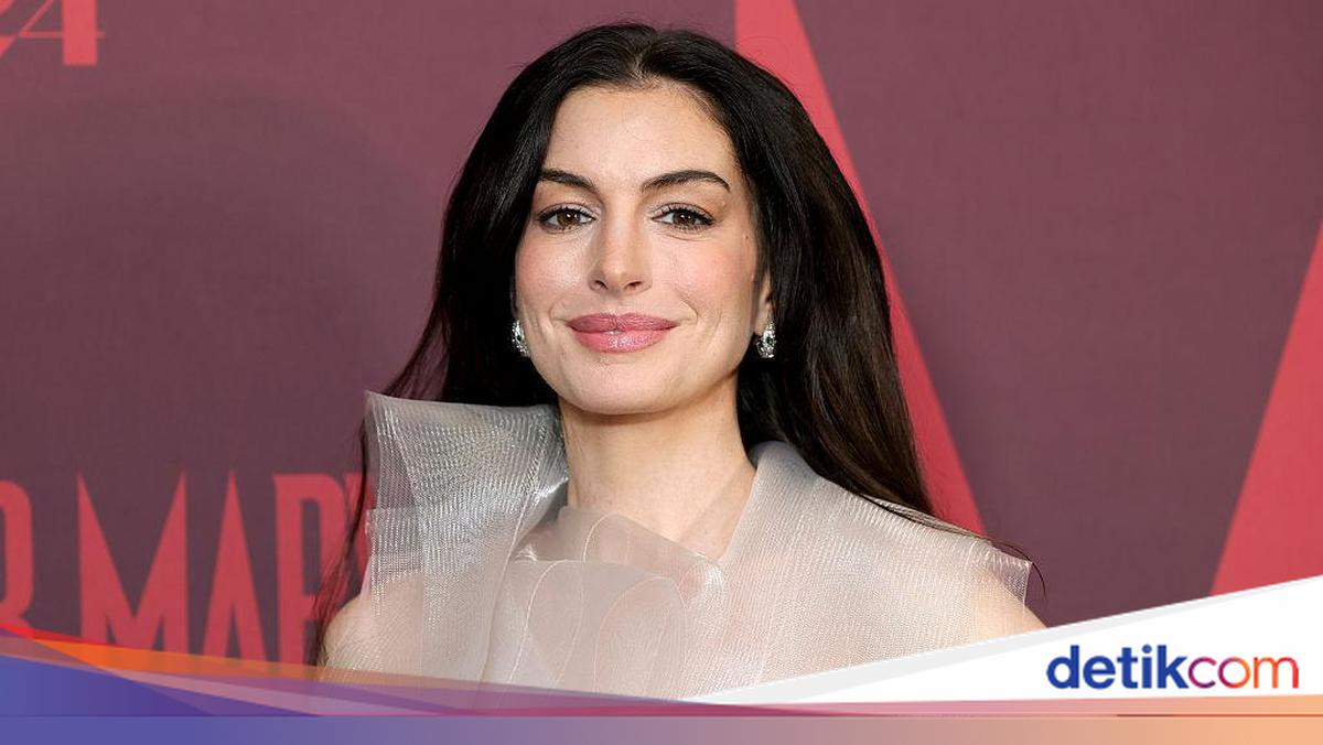 Anne Hathaway Blak-Blakan soal Cinta Arsenal