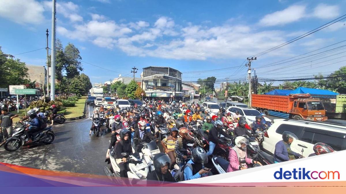 Lalin di Solo Baru Macet Parah Gara-gara Banjir
