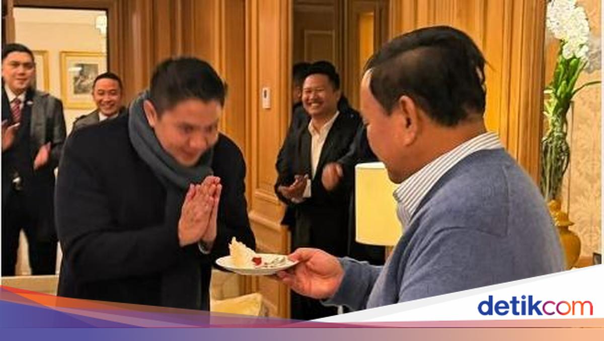 Momen Prabowo Ikut Rayakan Ultah Seskab Teddy di Sela Kunker di Paris