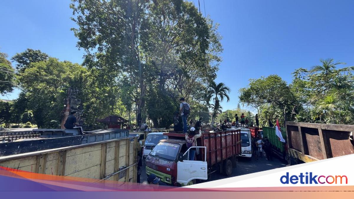 Ratusan Truk Sampah Geruduk Kantor Gubernur Bali Wayan Koster