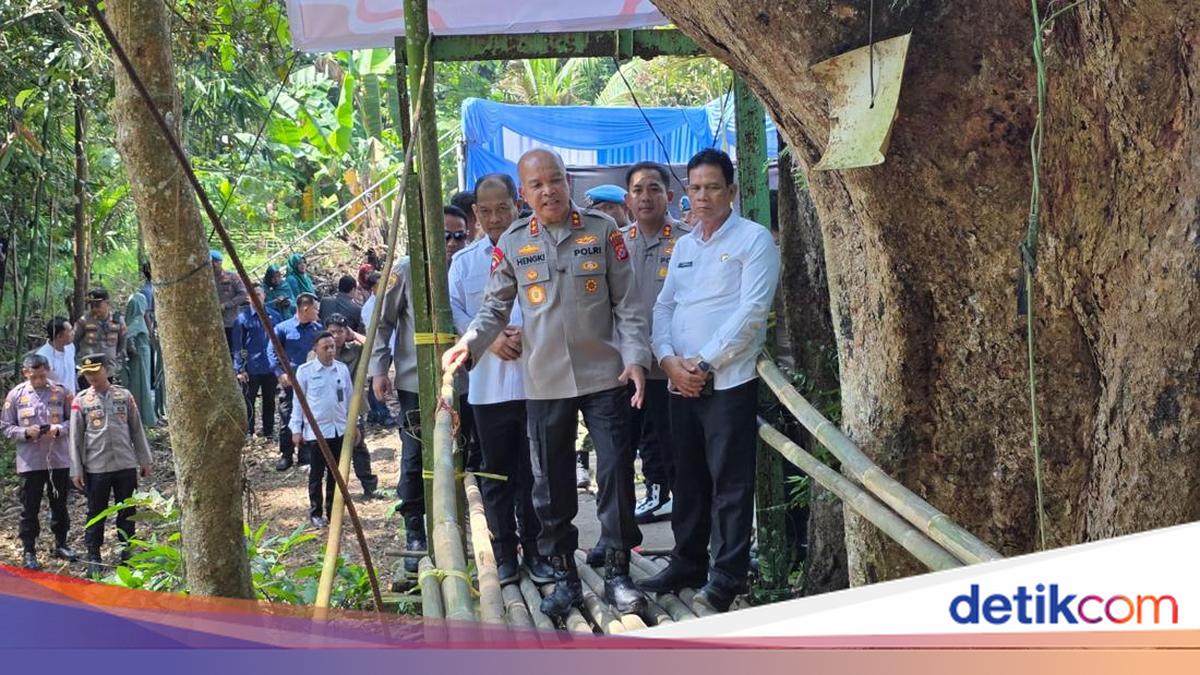 Polres Serang Bangun Jembatan Kampung yang Sempat Hanyut Gegara Banjir