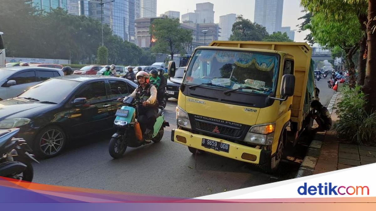 Truk Gangguan di Gatsu Arah Semanggi Pagi Ini, Lalin Macet