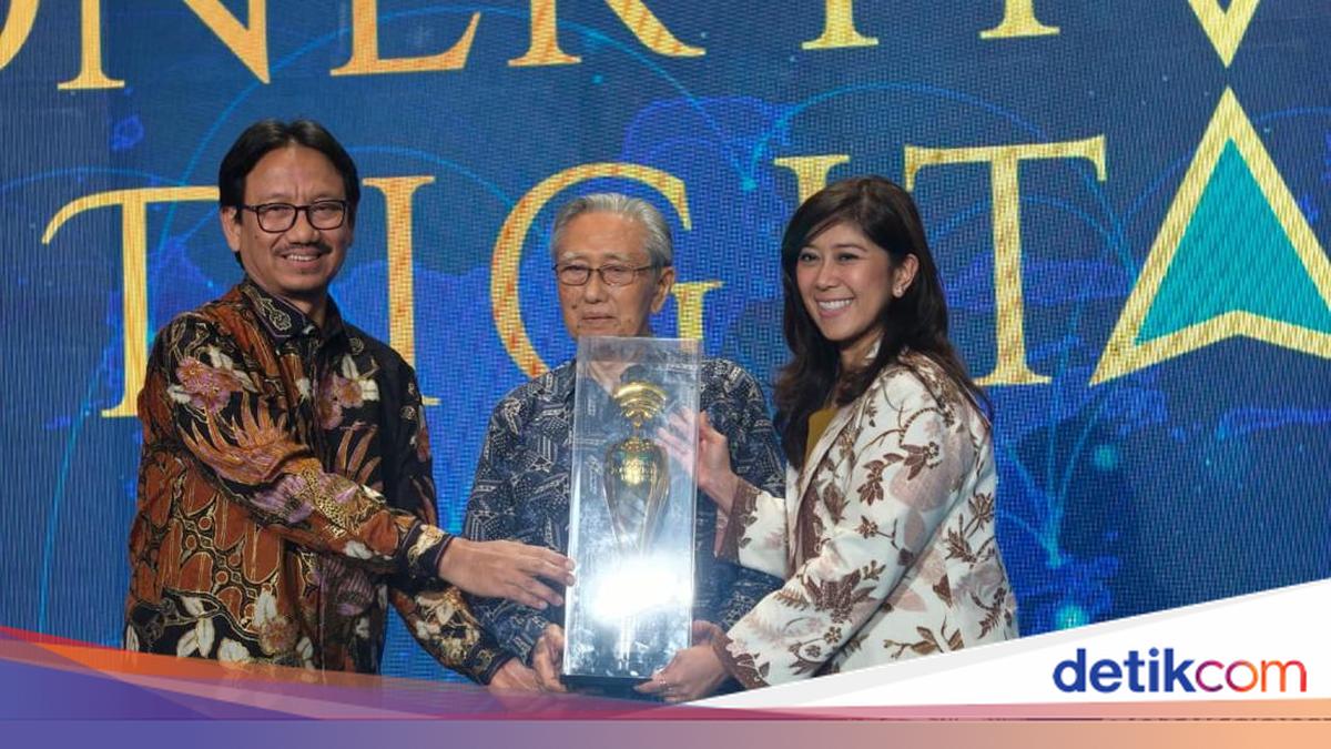Best Lifetime Achiever Dunia Telekomunikasi: Arnold Ph. Djiwatampu
