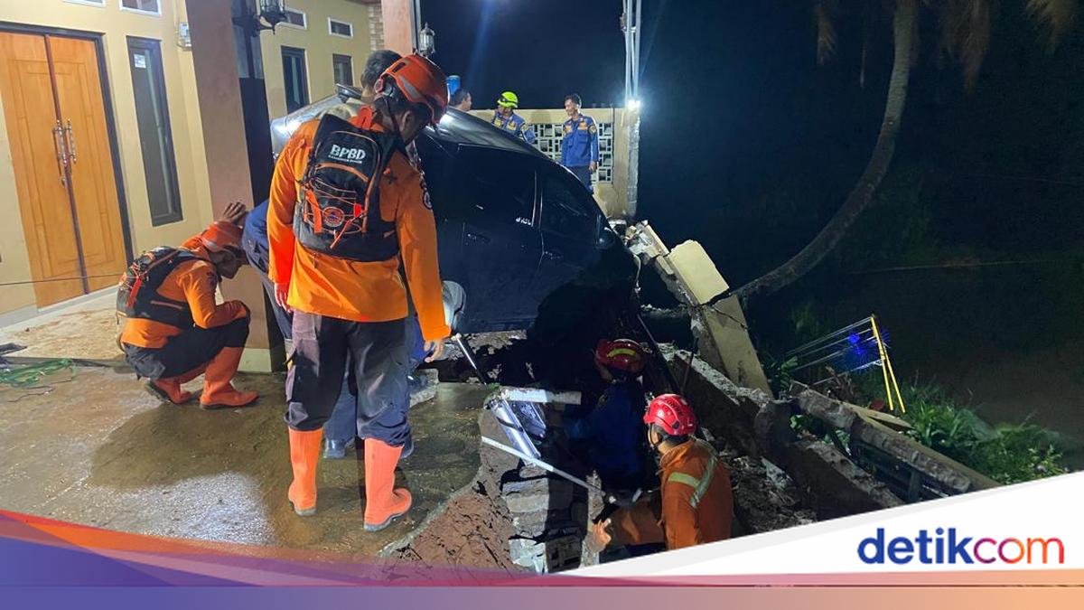 Garasi Rumah Warga di Bogor Longsor Akibat Hujan Deras, Mobil Tertimbun