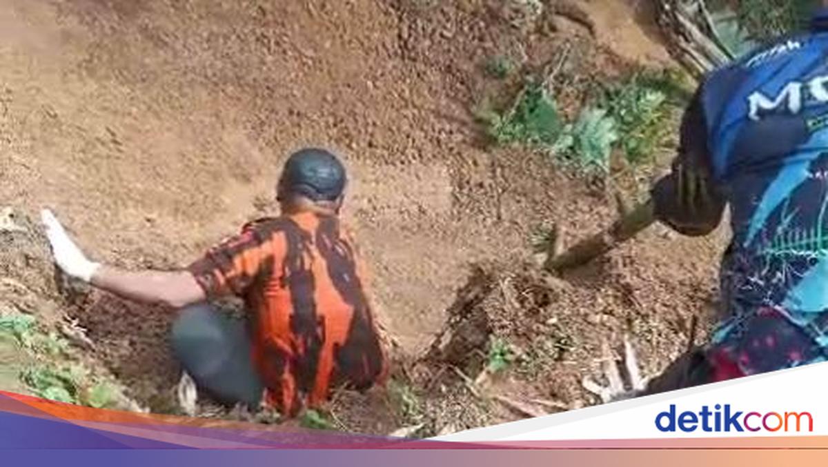 Pemakaman Cianjur Longsor, 2 Jenazah Tergantung di Tebing