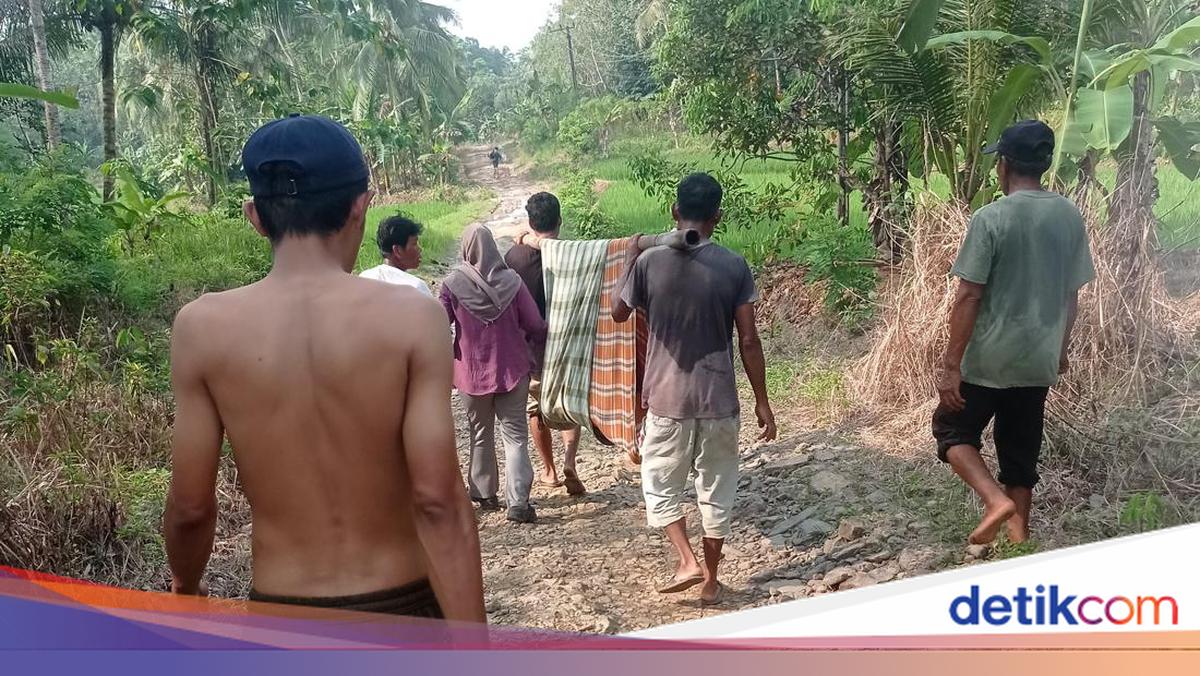Jalan Desa Rusak, Ibu di Pandeglang Terpaksa Ditandu 1 Km Usai Melahirkan