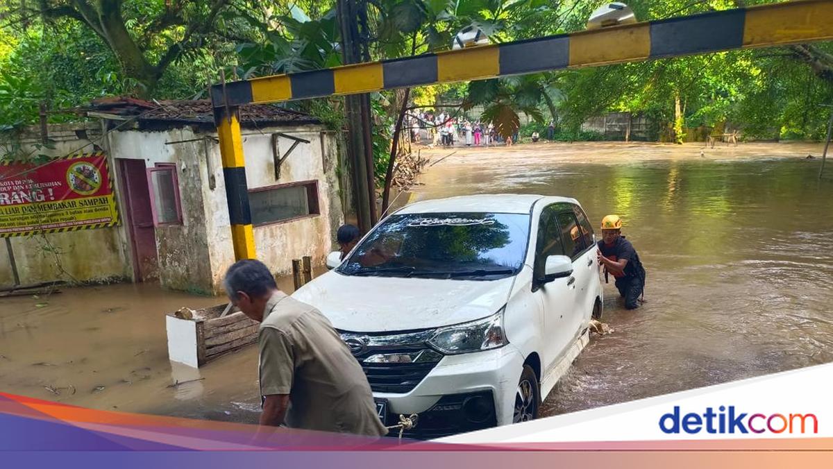Xenia Hampir Hanyut Usai Nekat Terobos Arus Banjir di Cinere Depok