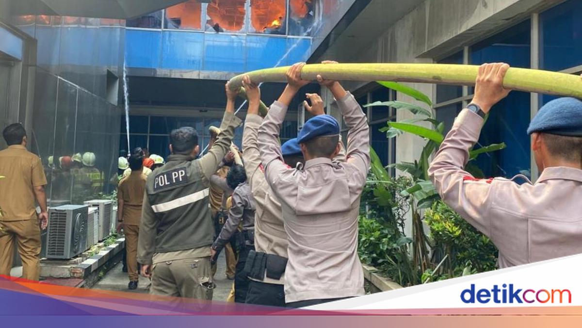 Brimob Polda Metro Jaya Bantu Padamkan Kebakaran di Jaksel