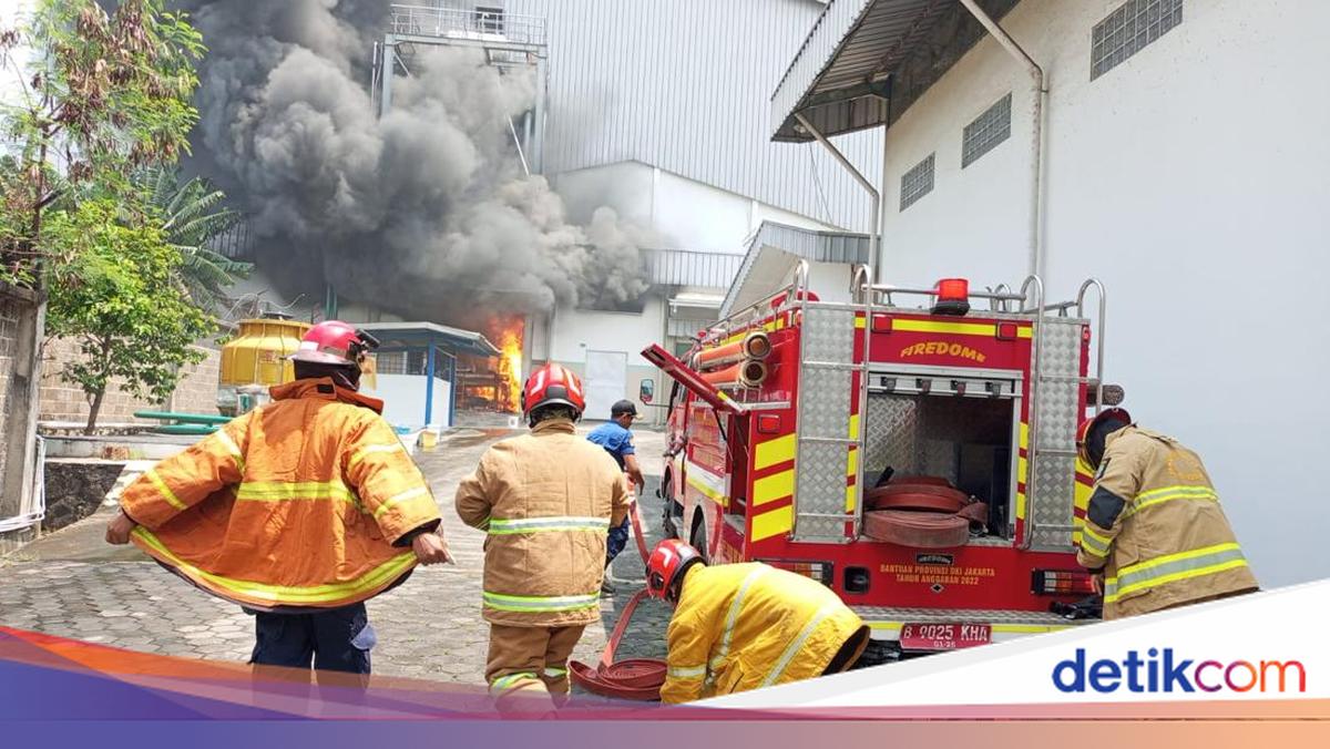 Kebakaran Pabrik di Bekasi, Asap Hitam Sempat Membubung