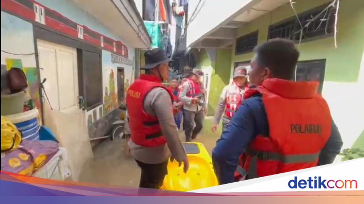 Polda Metro Bantu Evakuasi Warga Terdampak Banjir Kampung Melayu Jaktim