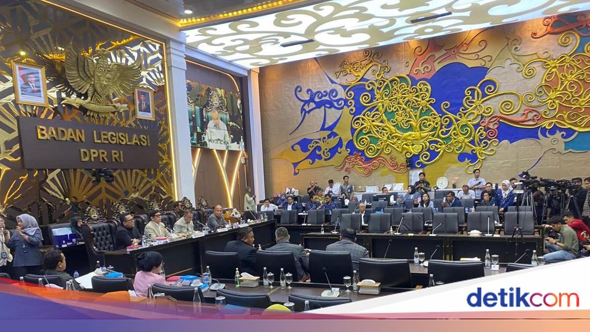 Dasco Pimpin Rapat Pleno Tingkat 1 RUU PPRT, Menkum dan Wamensesneg Hadir