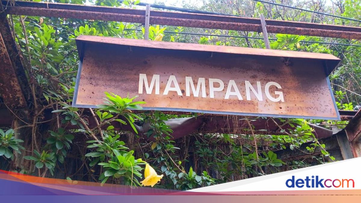 Stasiun Mampang Disesaki Sampah, Dari Tangga hingga Dalam Bangunan
