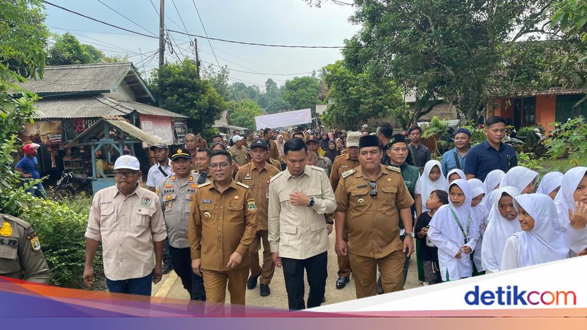 Rusak Puluhan Tahun, Andra Soni Ambil Alih Renovasi Jalan di Saketi Pandeglang