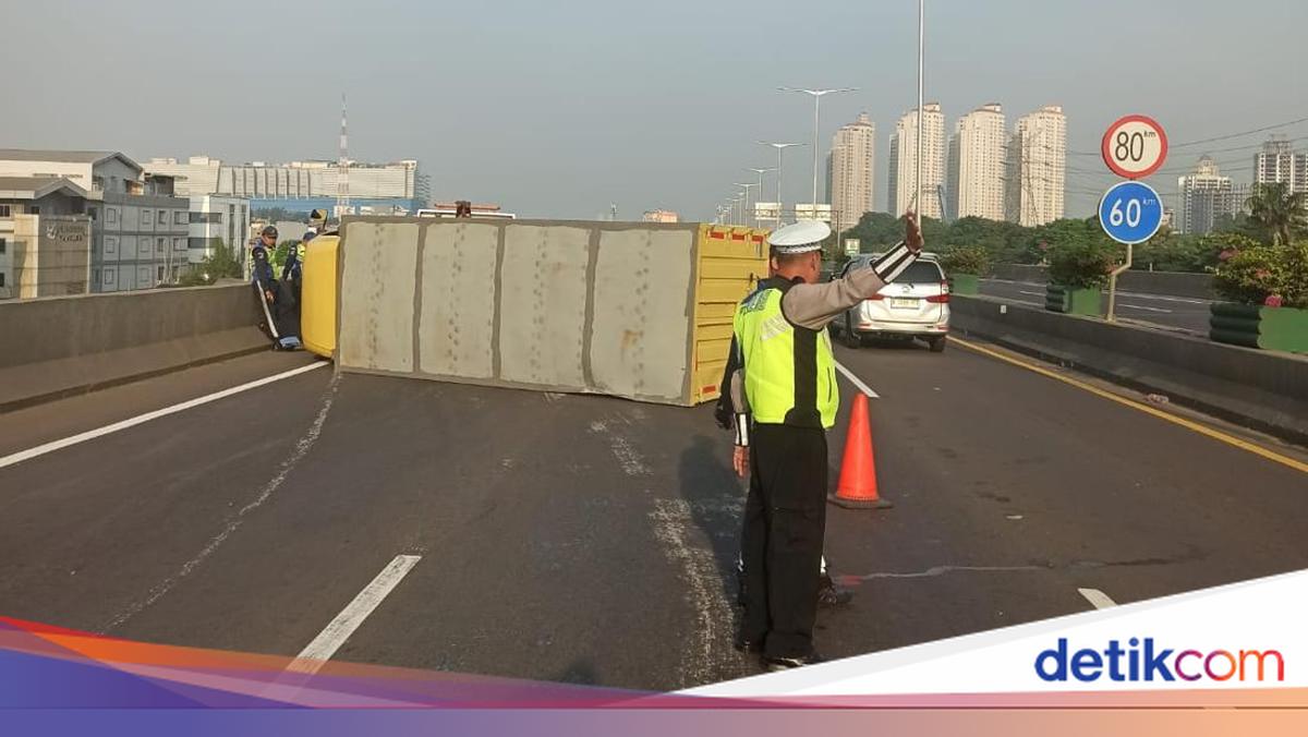 Truk Terguling Melintang di Tol Wiyotowiyono Arah Cawang, Lalin Macet