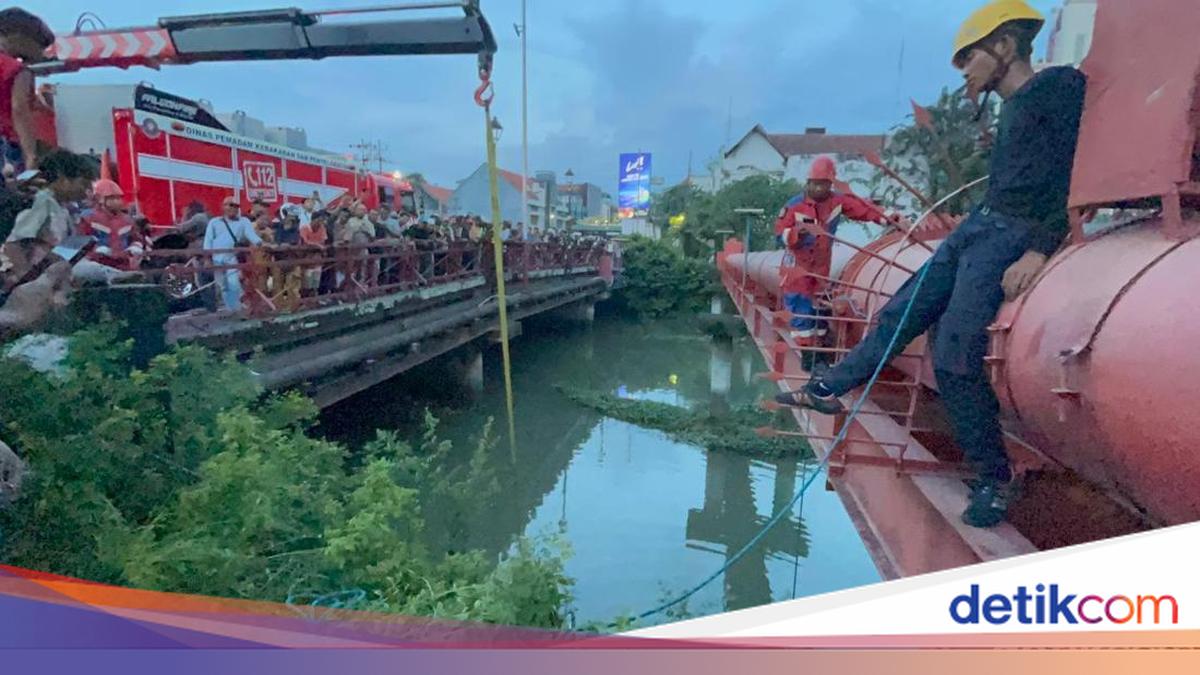 Aksi 2 Pria di Surabaya Gagal Jambret Berakhir Motor Tercebur ke Sungai