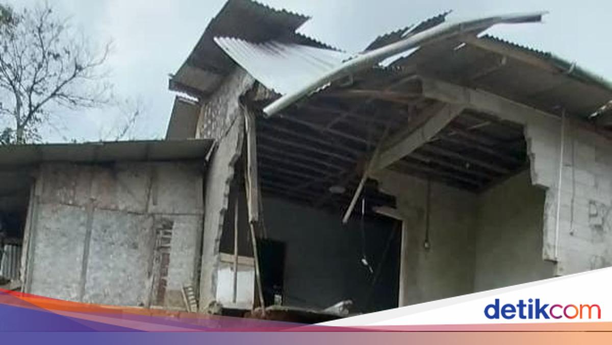 Tanah Bergerak Rusak 7 Rumah di Cijayanti Bogor, 28 Warga Direlokasi