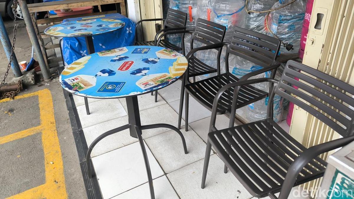 Ajaibnya Kursi Besi Minimarket, Tempat Healing dari Dunia yang 'Berisik'