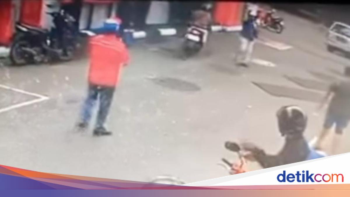 Viral Pemotor Acungkan 'Pistol' Usai Ditegur Ogah Antre di SPBU Bandung