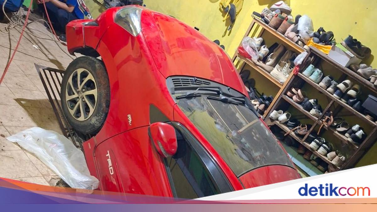 Mobil Kejeblos Septic Tank Sedalam 3 Meter di Depok, Damkar Evakuasi