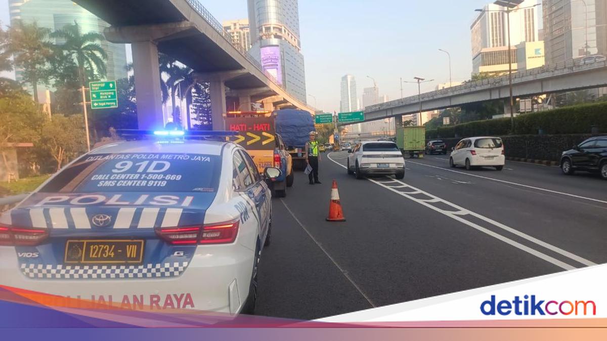 Truk Patah Baut Roda di Tol Dalkot, Pengendara Diminta Hati-hati