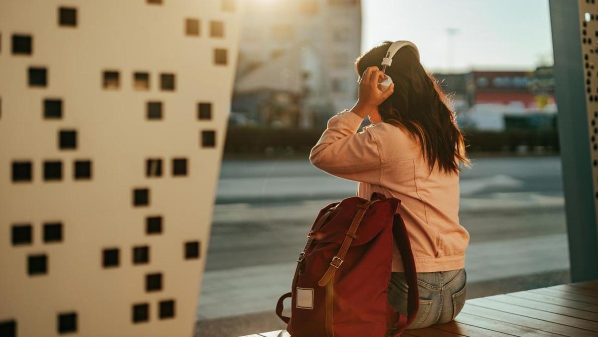 Sering Pentokin Volume Earphone di Tempat Bising? Hati-hati, Ini Bahayanya
