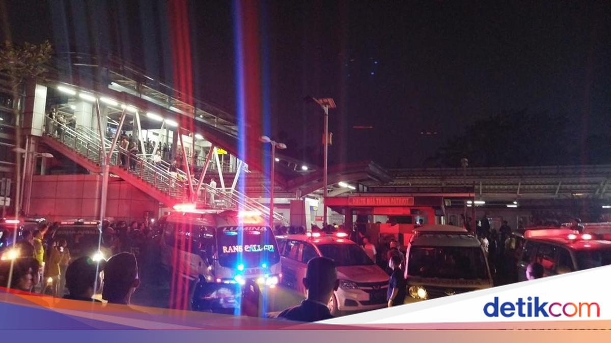 Evakuasi Korban Kecelakaan Kereta, Ambulans Bersiaga di Stasiun Bekasi Timur