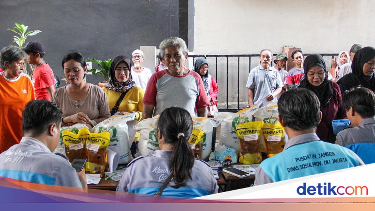 Harga Serba Mahal, Antrean Panjang Warnai Penyaluran Bantuan Pangan