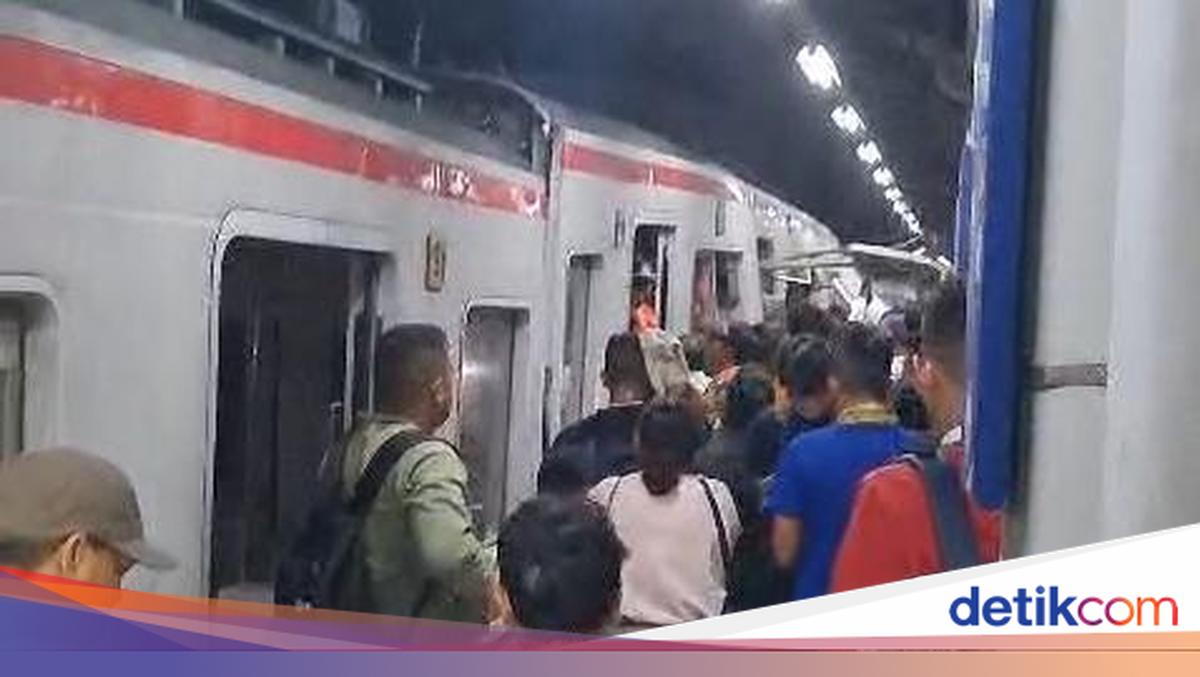 Gerbong KRL Hancur Usai Ditabrak KA Jarak Jauh di Bekasi Timur