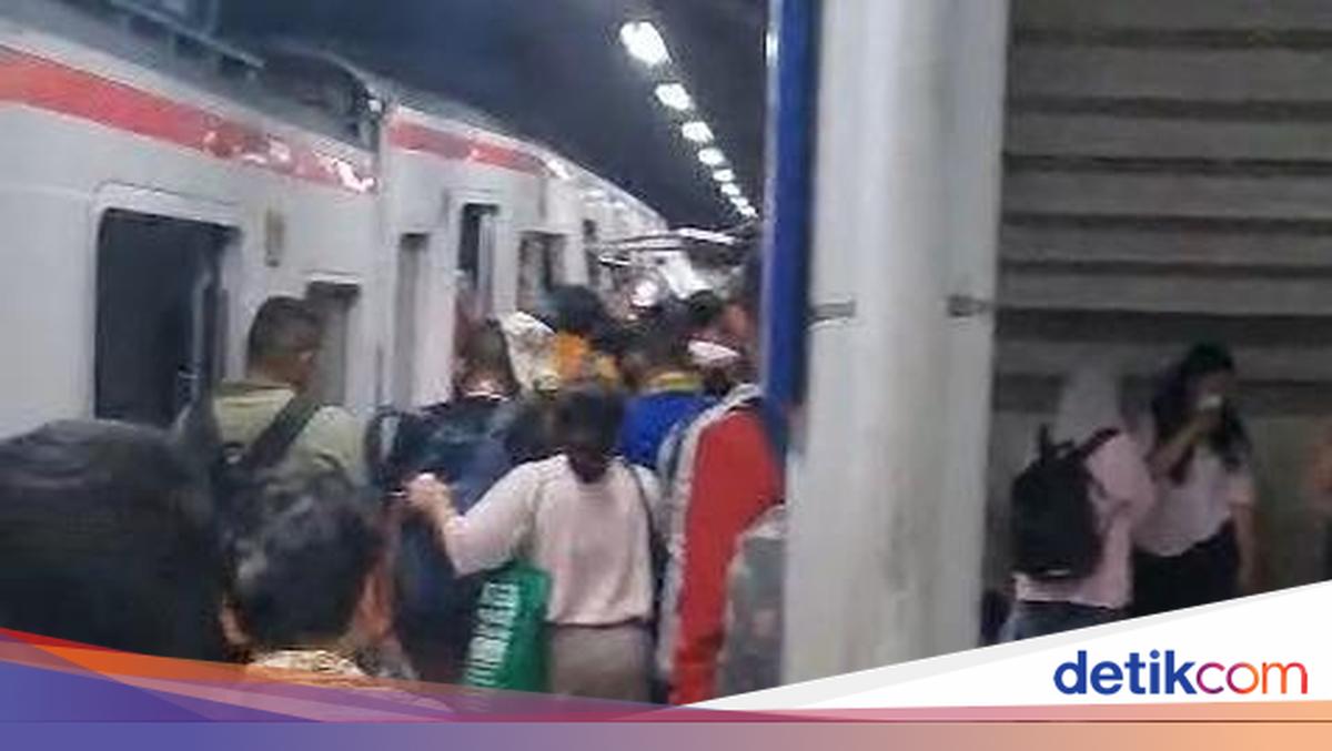 KAI Evakuasi Usai Tabrakan Kereta di Bekasi, Listrik Aliran Atas Dipadamkan