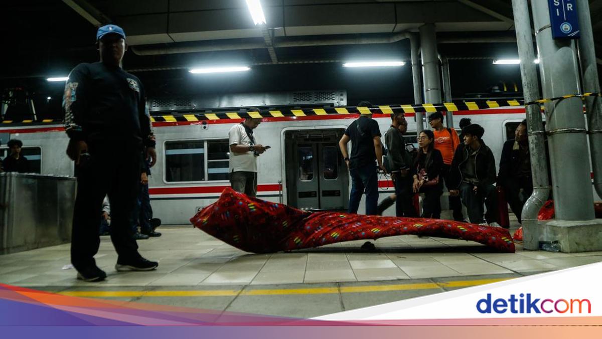 1 Wanita yang Terjepit di KRL Berhasil Dievakuasi, Ditandu dan Pakai Oksigen