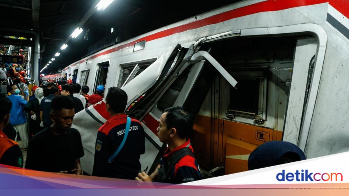 Penampakan KRL Ringsek Usai Tabrakan dengan KA Argo Bromo di Bekasi