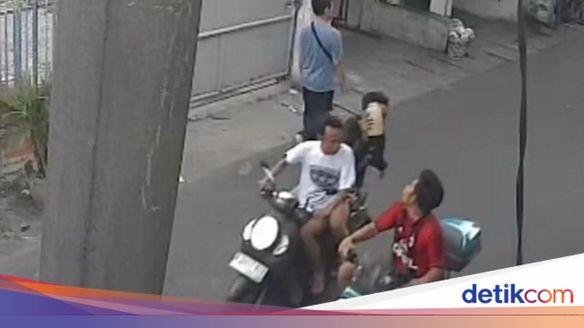2 Pria Diduga Siram Air Keras ke Pemotor Listrik di Cengkareng