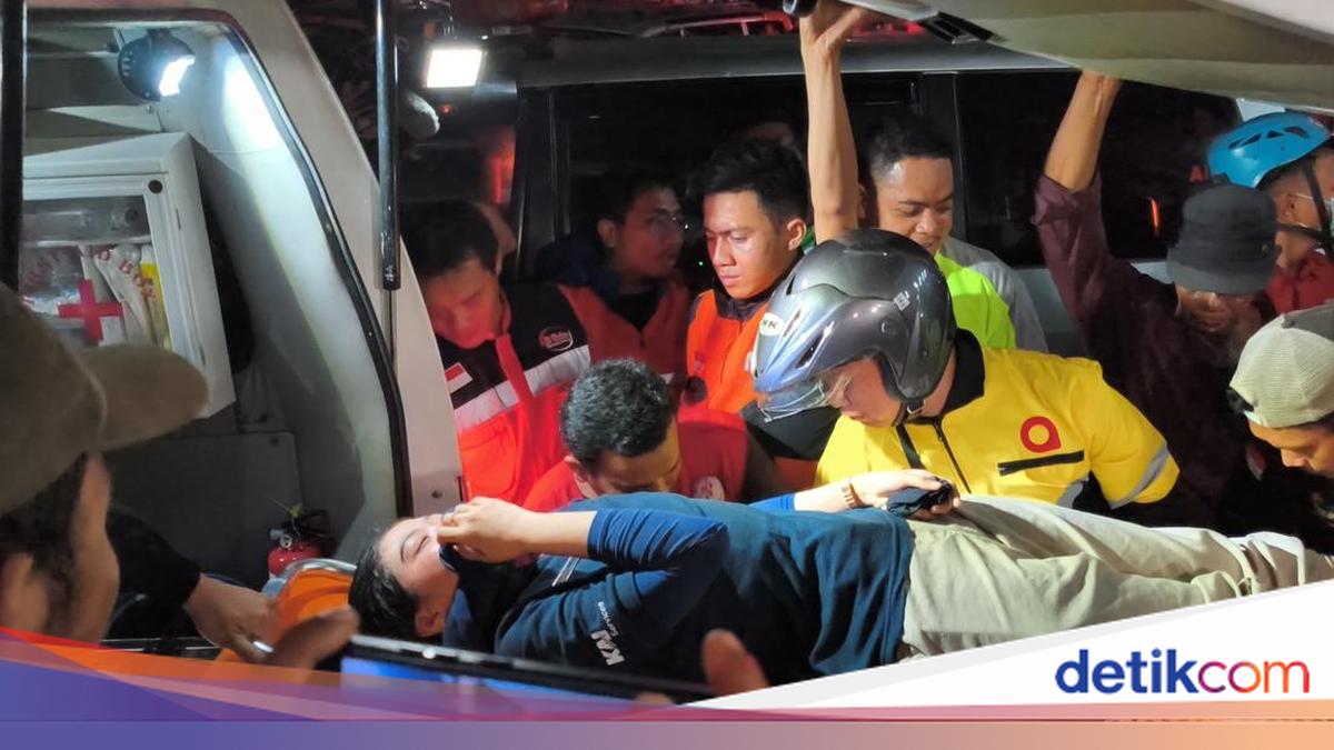 Jelang Tengah Malam, Evakuasi Korban Tabrakan KA di Bekasi Masih Berlangsung