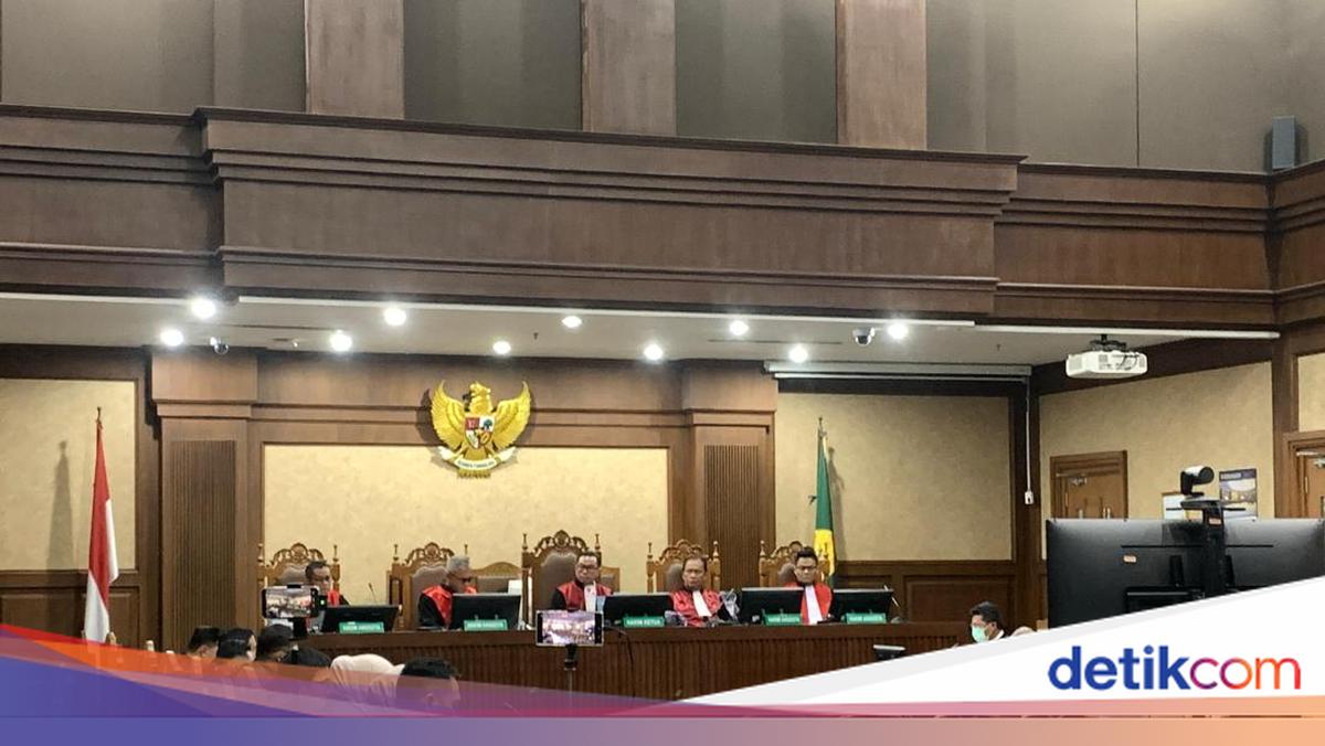 Nadiem Dirawat di RS, Pengacara Minta Sidang Kasus Chromebook Tetap Digelar