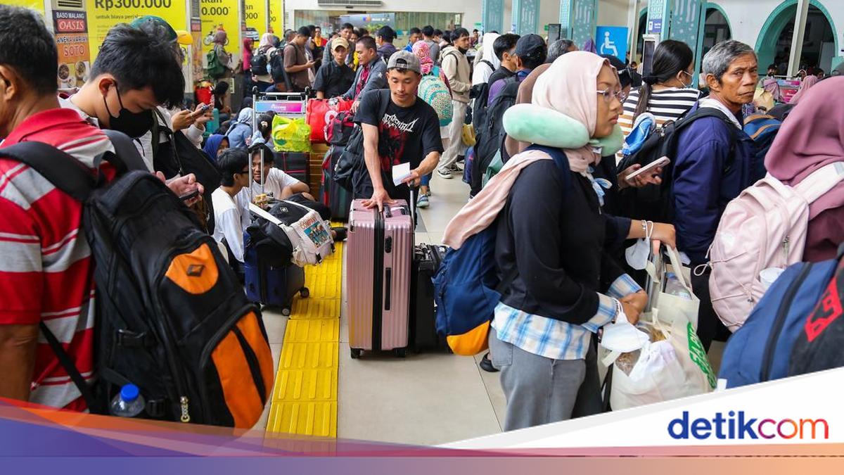 Dampak Kecelakaan KA, Penumpang Menumpuk di Stasiun Pasar Senen