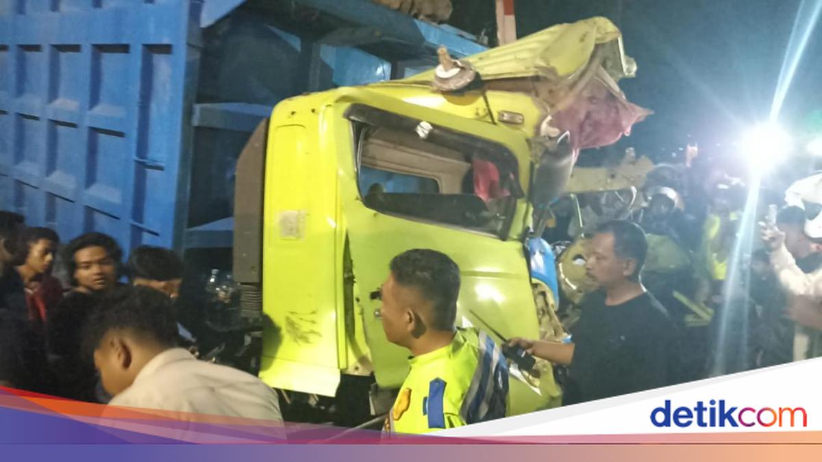 KA Dhoho di Blitar Hantam Truk Usai Mogok di Perlintasan