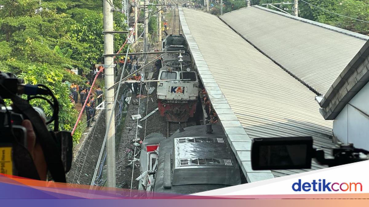 Lokomotif yang Seruduk Gerbong KRL di Stasiun Bekasi Timur Berhasil Dilepas
