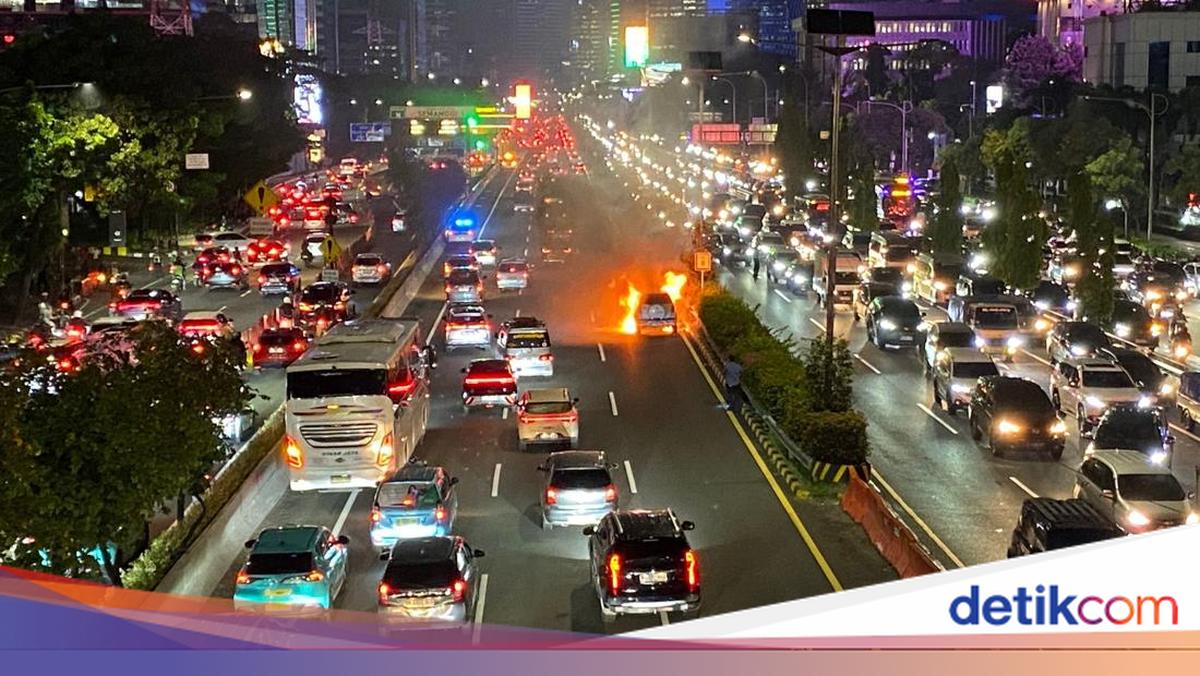 Mobil Terbakar di Tol Dalam Kota, Lalin Arah Cawang Macet Malam Ini