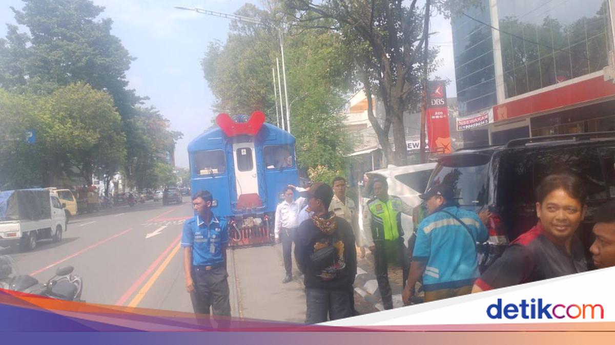 KA Bathara Terpaksa Berhenti di Solo gegara Land Cruiser Parkir Mepet Rel
