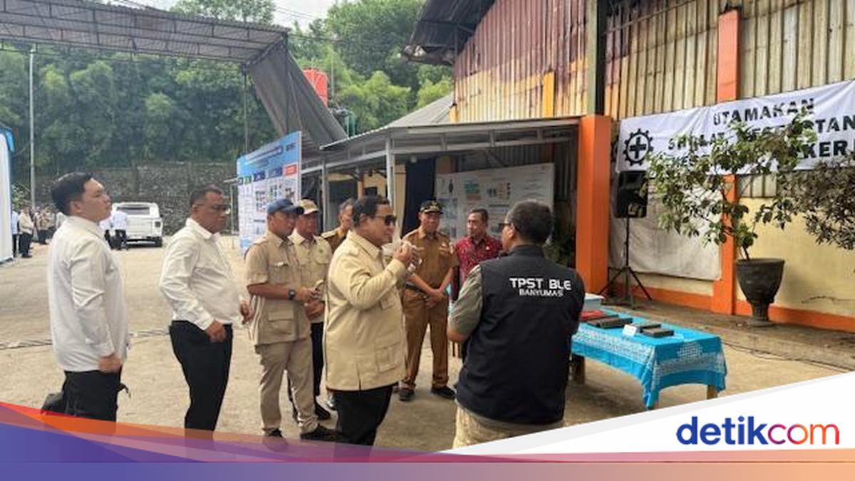 Bareng Jumhur Hidayat, Prabowo Cek Pengolahan Sampah Jadi Genteng di Banyumas