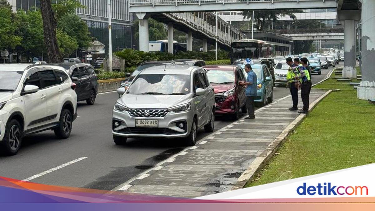 Tabrakan Beruntun 4 Mobil di Jalan Sudirman Jakpus
