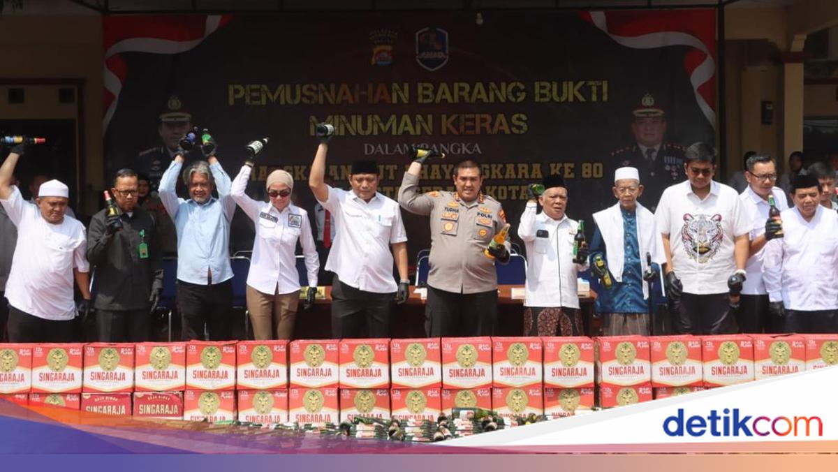17 Ribu Botol Miras Ilegal di Serang Dimusnahkan