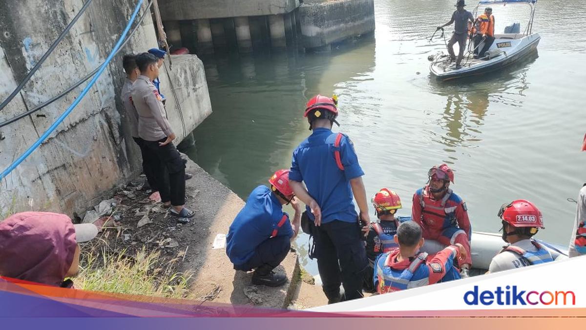 Tim SAR Polairud Polda Metro Evakuasi Pemotor yang Tenggelam di BKT