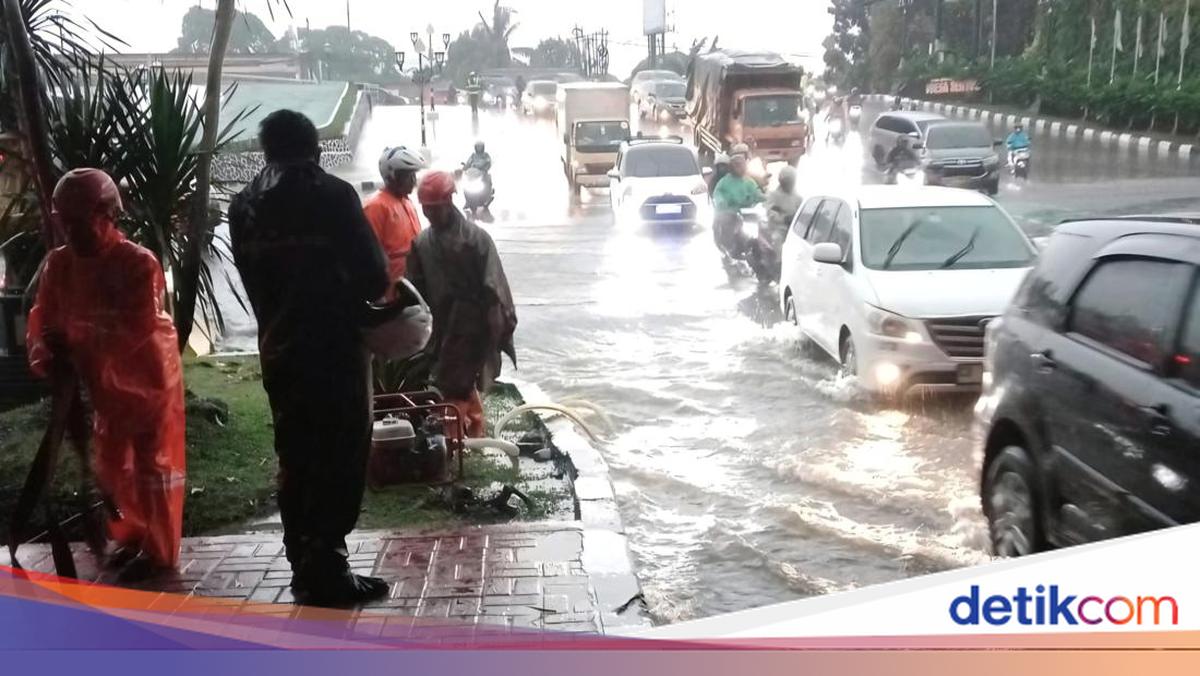 Drainase Tersumbat Sampah, Jalan di Sentul Bogor Terendam Banjir