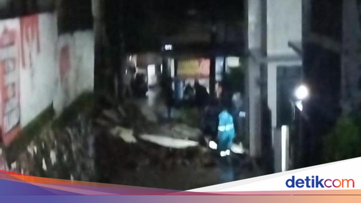 Hujan Deras di Depok, Tembok Roboh Akibat Tanah Longsor Tergerus Air