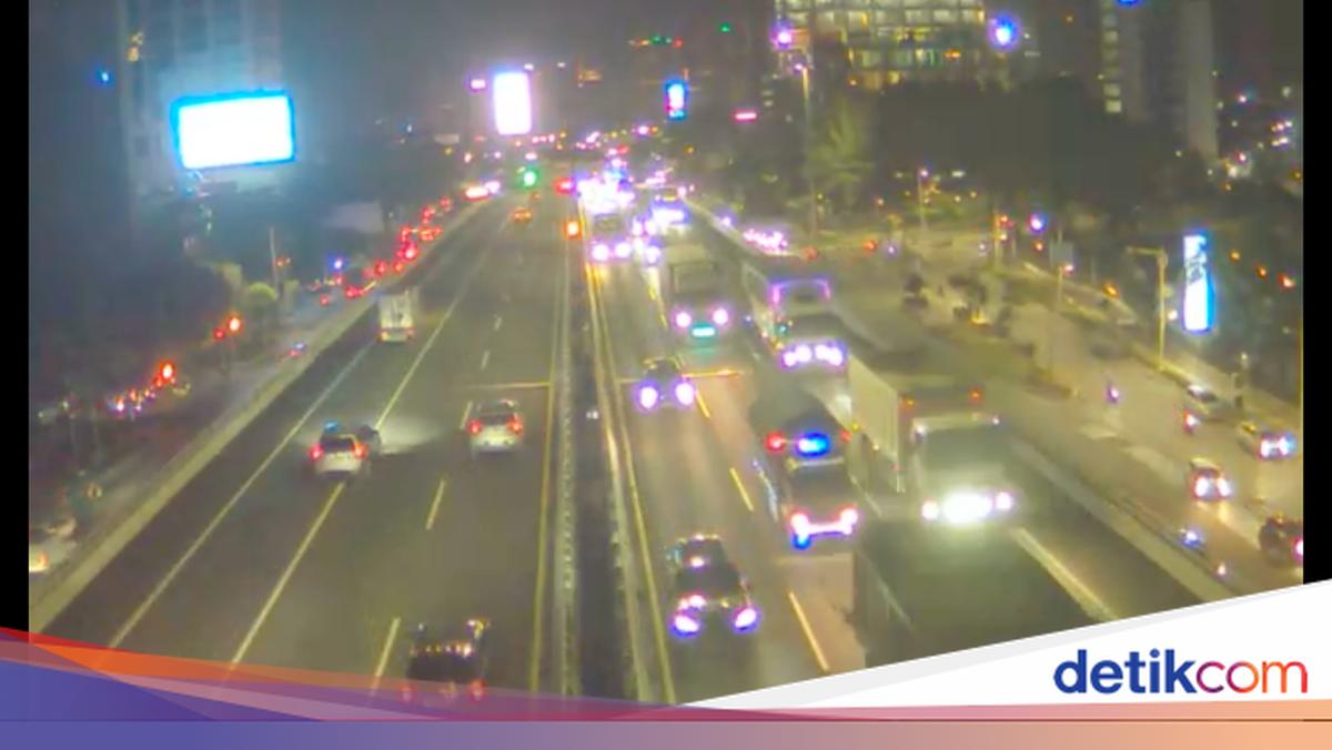 Tol Dalkot Arah Cawang dan Exit Cibubur Padat Jelang Tengah Malam