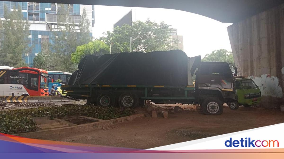 Kronologi Truk Rem Blong Meluncur di Flyover Slipi hingga Tabrak Beton Busway