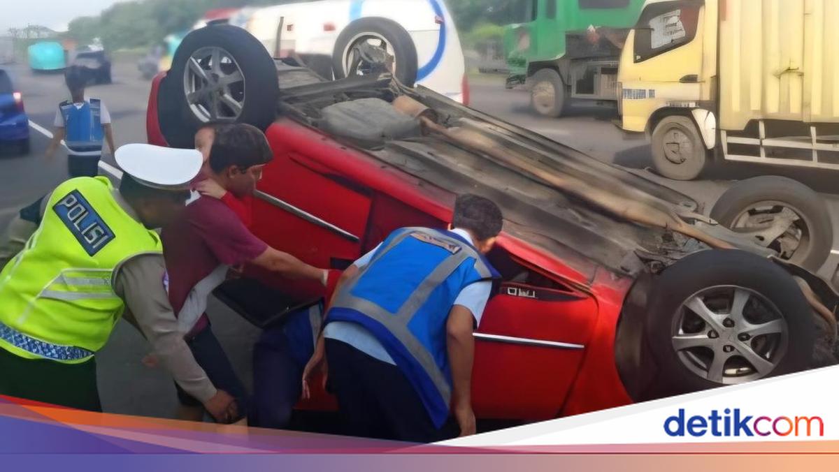 LCGC Terbalik di Tol Jagorawi Arah Bogor, Pengemudi Terluka