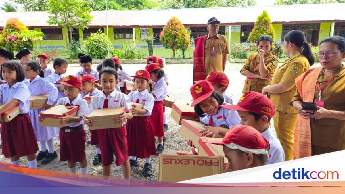 Legislator Gerindra Beri Bantuan Sepatu untuk Siswa di Kabupaten Samosir
